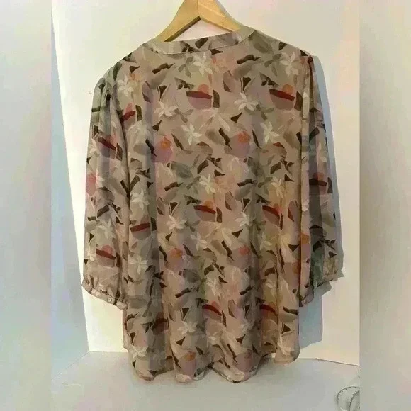 Harper and Joy Henley Style Blouse in floral Pattern—plus size 2X - Picture 3 of 8